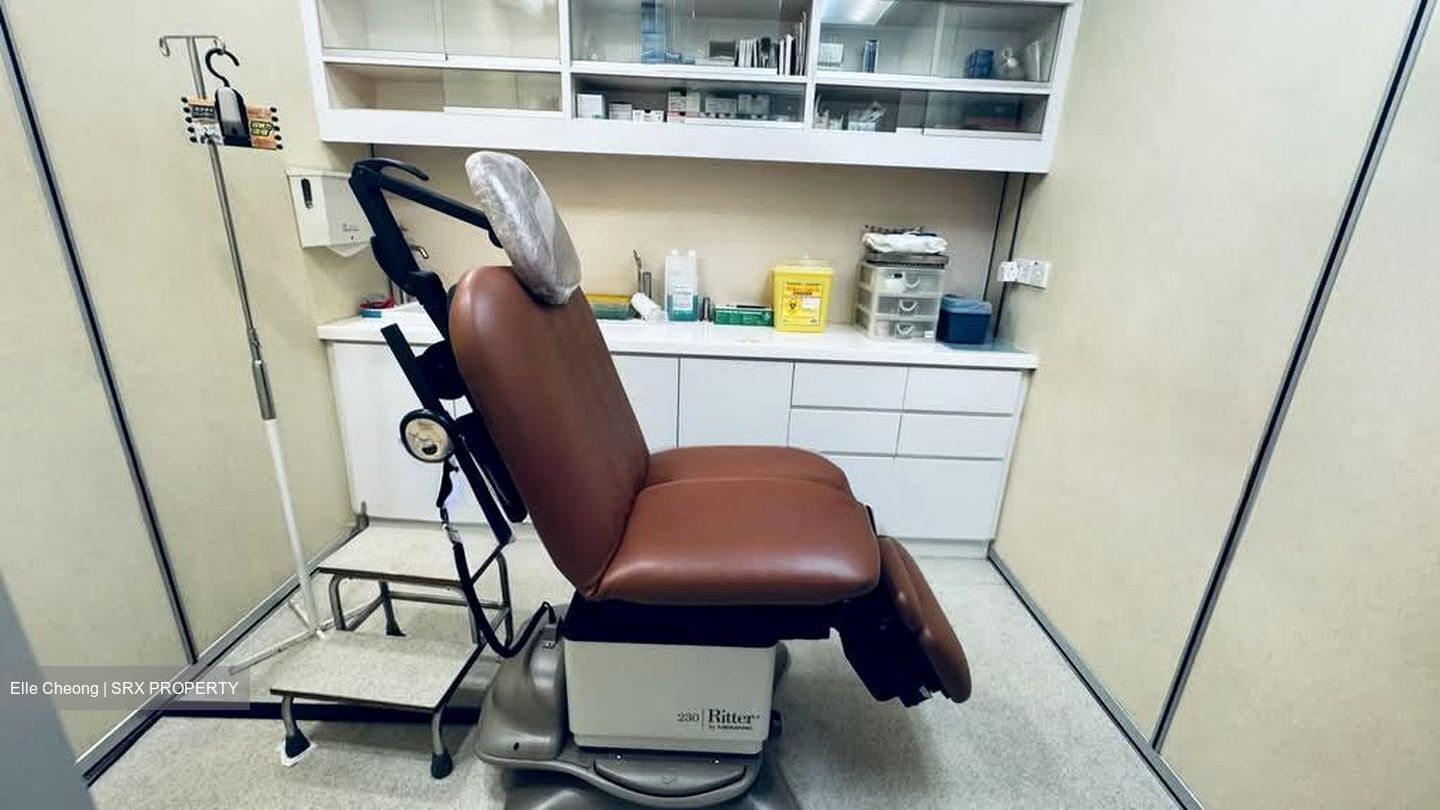 Mount Elizabeth Hospital (D9), Retail #577046571